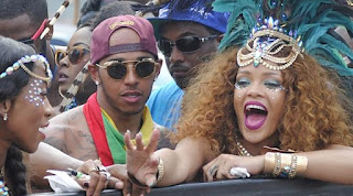 Rihanna and Lewis Hemilton Mesra Shown with colored shirt