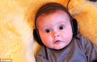 Foto gambar bayi lucu mendengarkan musik 21