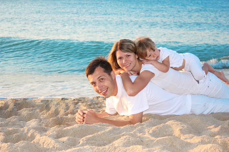 Семейная пара в отпуске. Семейная фотосессия на море. Семья на пляже. Семейная фотосессия на пляже. Фотосессия семьи на море.