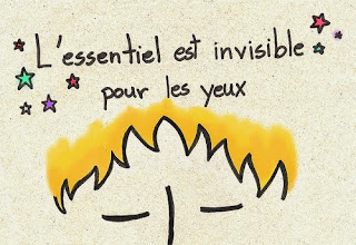 Traços pretos de um desenho infantil sugerem a parte superior de um rosto: duas linhas retas, representando os olhos fechados, entre elas um traço vertical levemente abaulado, o nariz. Acima, o perfil da franja sobre a testa delineado em pontas com o cabelo em amarelo. No topo, entre pequenas estrelas coloridas lê-se: L’essentiel est invisible pour les yeux. 