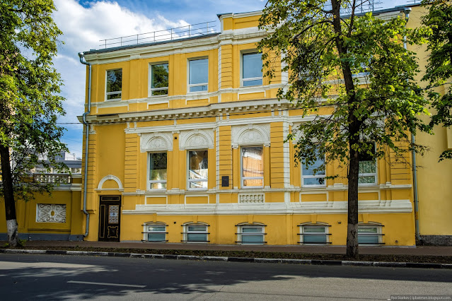 Желтый двухэтажный особняк с цоколем