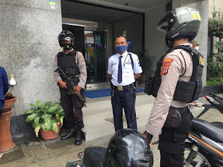 Patroli Perbankan, Petugas Berikan Himbauan Kamtibmas Kepada Security Bank