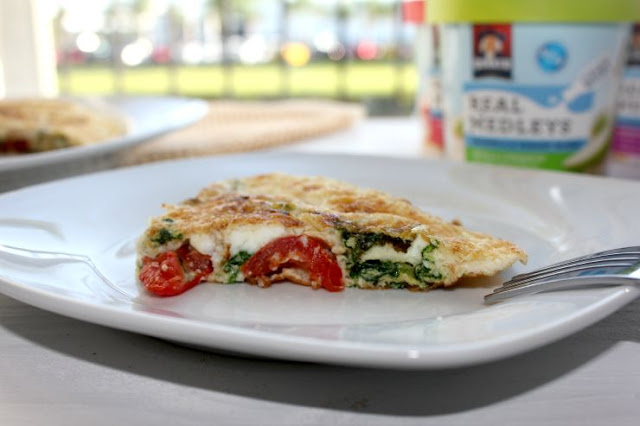 Spinach and Tomato Egg White Omelet #QuakerRealMedleys #ad