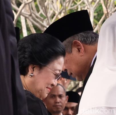 SBY Nyatakan Hal Ini kepada Megawati di Pemakaman Ani