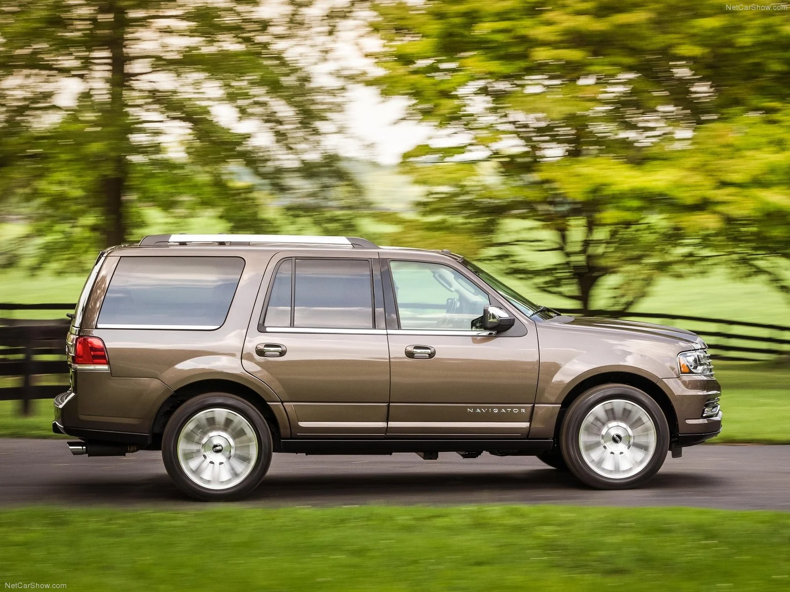 Hình ảnh xe ô tô Lincoln Navigator 2015 & nội ngoại thất