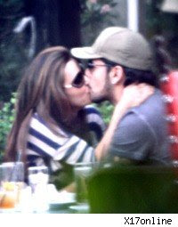Eva-Longoria-practiced-kissing-with-her-New-Beau