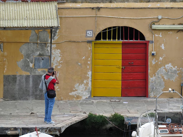 Taking picture of a red and yellow door, scali delle Cantine, Livorno