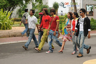 Inidhu Inithu Movie stills