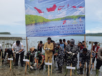 Prajurit Lanal Nias bersama jajaran Forkopimda dan Masyarakat Tanam bibit Pohon Mangrove di tepi Pantai