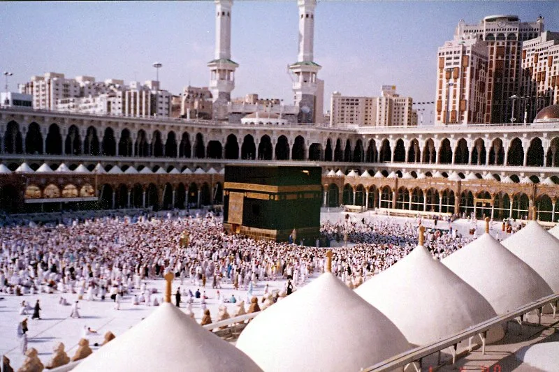 gambar lama Masjidil Haram dan Kaabah berwarna.