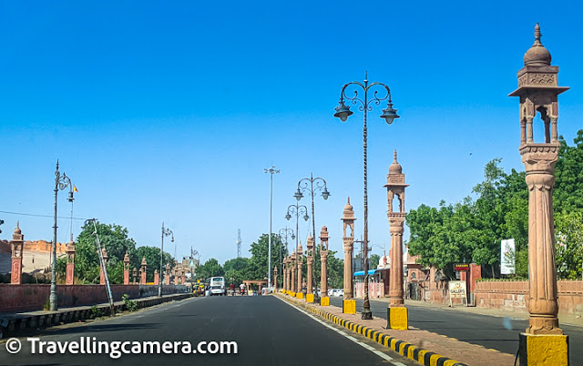 The locals in Bikaner refer to themselves as being "saral, sukh, and sust". One of my good friends from Bikaner shared that people in Bikaner take pride in acknowledging that they are content. So I guess it is true. The state of the traffic on the roads does reflect the pace of life.