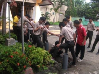 Siswa SMKN 3 Semarang mengikuti kerja bhakti di sekolah. (www.smkn3smg.sch.id)