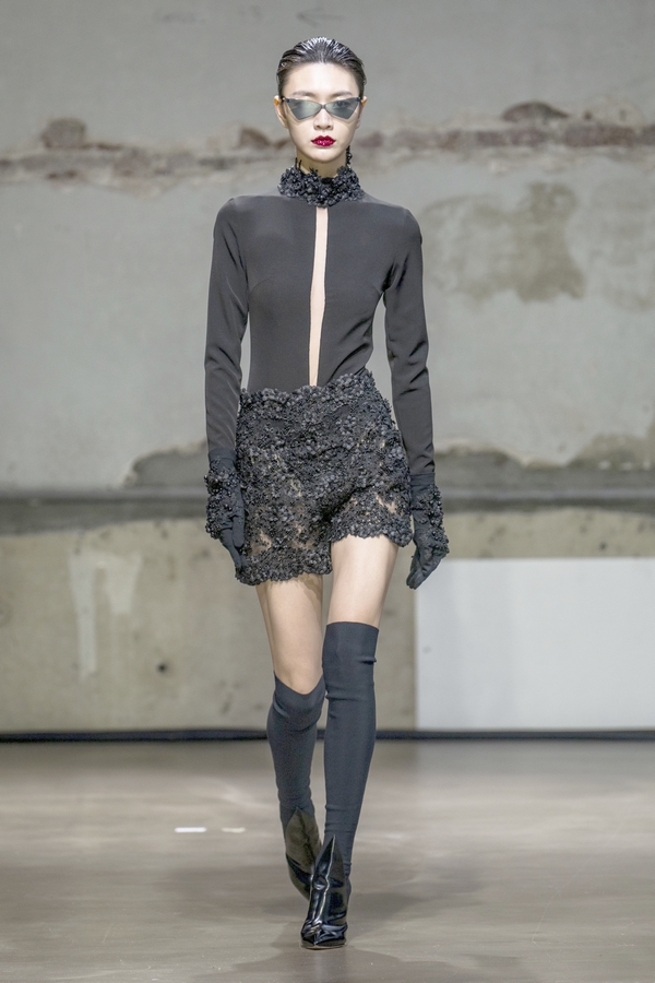 Irene Luft, black outfit short en dentelle Fashion Week Paris printemps été 2023