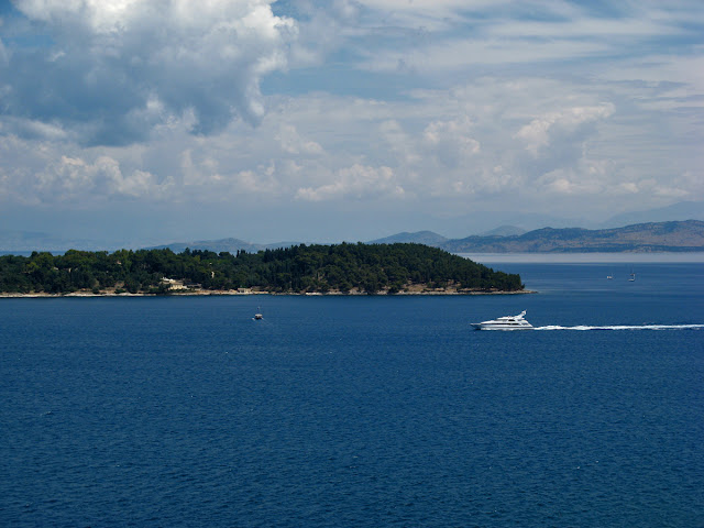 View of the city Kerkira from the walls of the New Fortress. Corfu. Вид на город Керкира со стен Новой Крепости. Корфу.