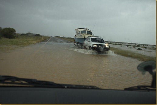 7219 20110710  floods en route carnarvon