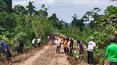 Rintis Jalan Di Pengunungan Bersama Masyarakat, Usman Marham; Alhamdulillah, kendaraan 4 Roda Bisa Lewat