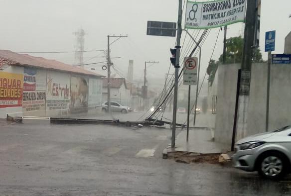 Chuva derruba poste de energia elétrica próximo a semáforo no Centro de Bom Jesus da Lapa