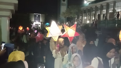    Ribuan Warga Kuningan Gelar Pawai Lampion Sambut Haul Syekh Muhibat Ke-8