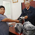 De manos del Secretario del Ayuntamiento. Agente Municipal de la Palmilla recibe uniformes para policías auxiliares.