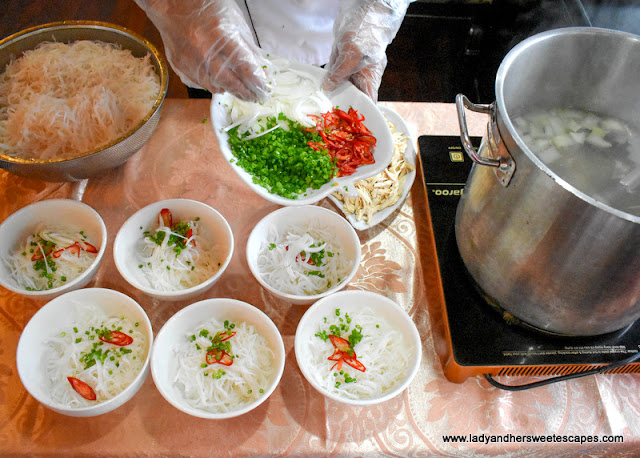 breakfast pho in Halong Bay cruise