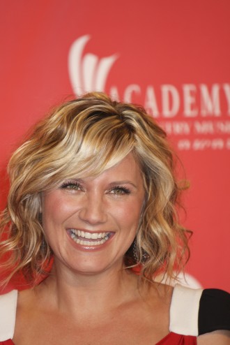 wavy hair for summer 2010: Meg Ryan's short wavy hairstyle has become very