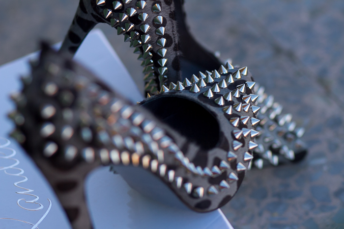 Nuevos zapatos de punta afilada de pelo de estampado leopardo con pinchos de Kandee withorwithoutshoes Blogger adicta zapatos