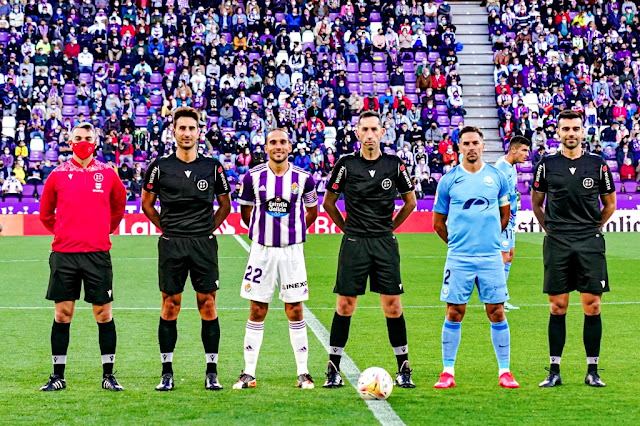 Los capitanes Nacho y Fran Grimà junto con el equipo arbitral comandado por Gorka Sagués Oscoz. REAL VALLADOLID C. F. 1 U. D. IBIZA 1. 20/10/2021. Campeonato de Liga de 2ª División, jornada 11. Valladolid, estadio José Zorrilla.