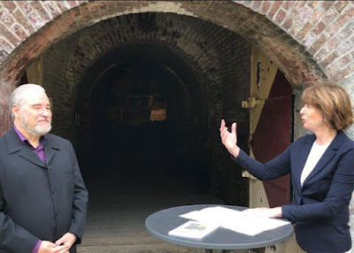 Oberbürgermeisterin Henriette Reker und CRIFA-Vorsitzender Robert Schwienbacher vor dem Kölner Festungsmuseum. Foto: Georg Ruppert