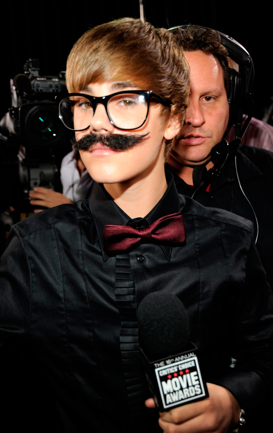 justin bieber mustache real. Justin Bieber Throws On A