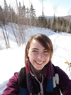 Femme souriante, neige, montagne, plein air