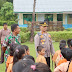 Pulihkan Psikis Korban Gempa Siberut Barat, Kapolres Mentawai Berikan Penghiburan Kepada Anak-anak 