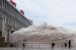 Sangat mengerikan sekali, ini merupakan gambar air yang keluar dari bendungan tiga ngarai sungai Yangtze negara China.
