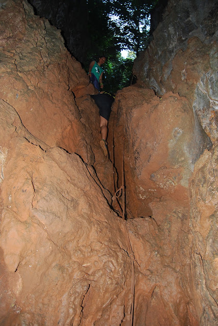 Дорога к лагуне на рейли бич. Road to lagoon on the railay beach