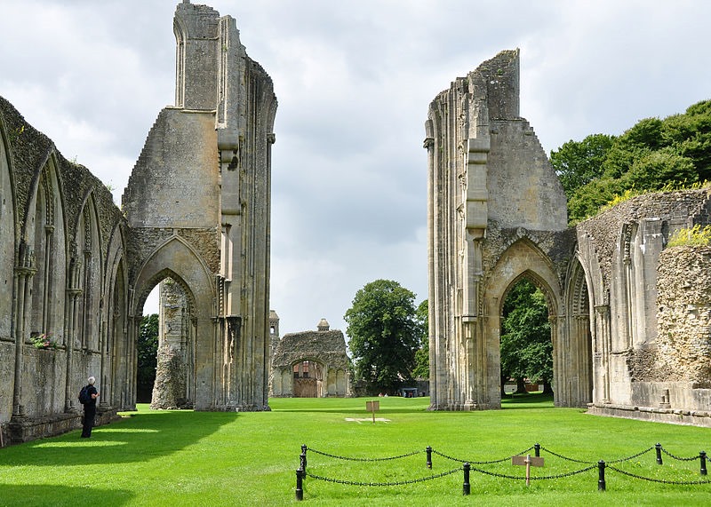 800px-glastonbury_abbey_ruins_6