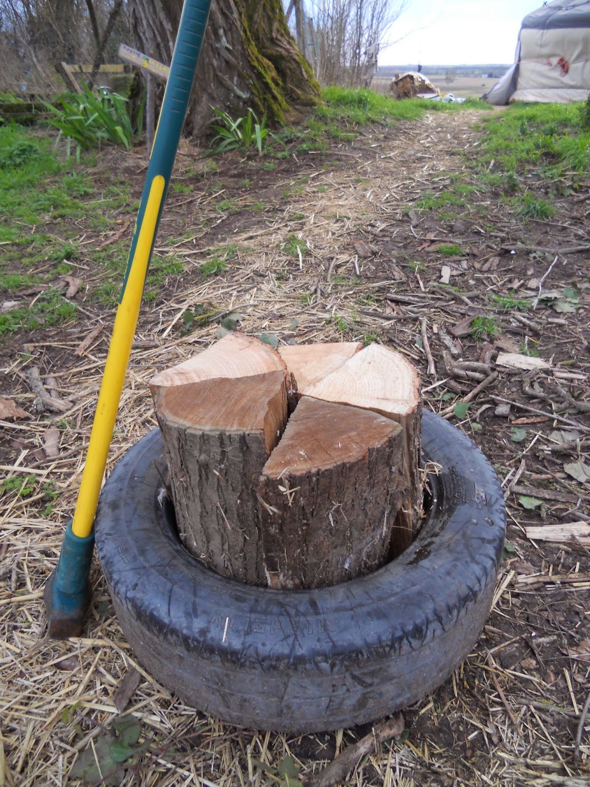 La ferme des Péranches: Fendre du bois avec un pneu
