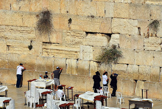 jews praying western wailing wall jerusalem