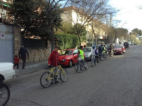 Reivindicando contra la doble fila en el Ágora