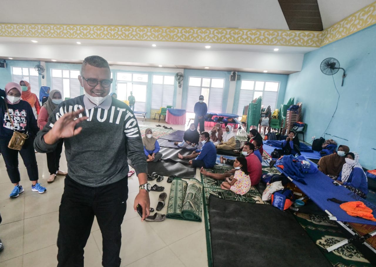 Bupati Bintan Meninjau Warga Yang Terdampak Banjir di Posko di SBTI