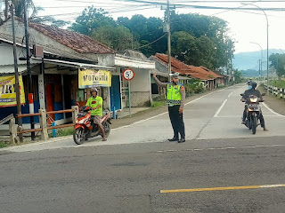 Pengaturan Lalu Lintas Pagi Hari,  Bentuk Pelayanan Polsek Temon Kepada Masyarakat