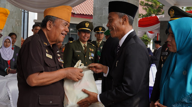 Momen Plt. Bupati OKI Ajak Peserta Upacara Nyanyikan Lagu 'Gugur Bunga' Kenang Jasa Pahlawan