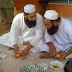 Inzamam and Saeed Anwar Eating On Floor Photo