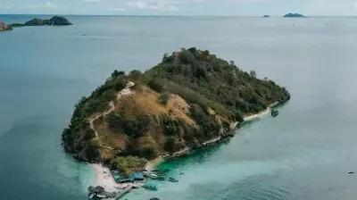 Pulau Kelor adalah sebuah pulau yang terletak di dekat Labuan Bajo, pintu gerbang menuju Taman Nasional Komodo. Pulau ini memiliki pantai berpasir putih dan laut berwarna hijau toska. Anda bisa berenang, snorkeling, atau kayaking di sekitar pulau ini.