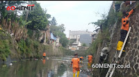 Gereget Banyak Rumput Liar, Satgas Sektor 22 Sub 05 Bersihkan Sungai Cikapundung