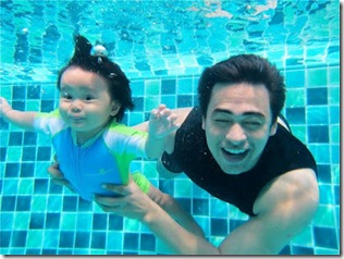 Gambar anak Dr Sheikh Muzaffar Shah belajar berenang bersama bapanya