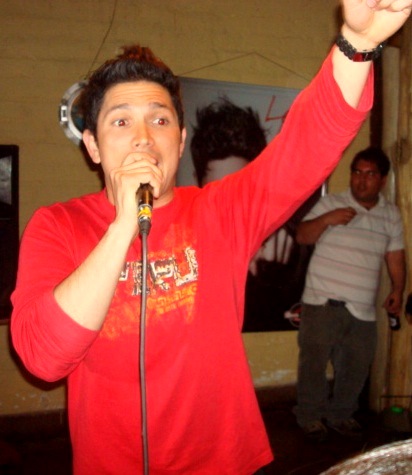 Foto de Lenny Fierro cantando en el escenario