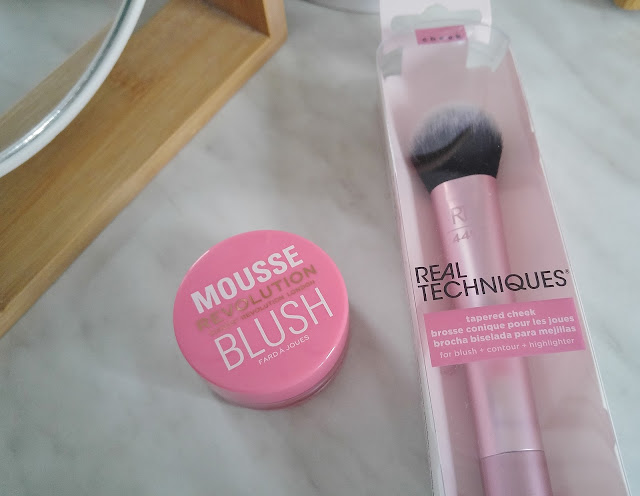 REVOLUTION mousse blush Squeeze Me Soft Pink & Real techniques Tapered Cheek Brush