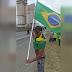 [VÍDEO] Petista tenta “trolar” bolsonaristas em acampamento e é obrigado a balançar bandeira