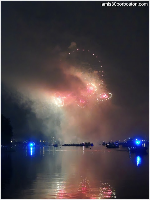 Día de la Independencia 2015 en Boston: Fuegos Artificiales en el Río Charles