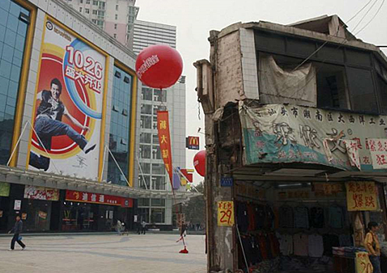 Construções no meio do caminho na China - Shopping em Hunan