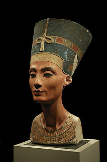  outra foto de um angulo lateral mostrando o busto de Nefertiti que está em Berlim 